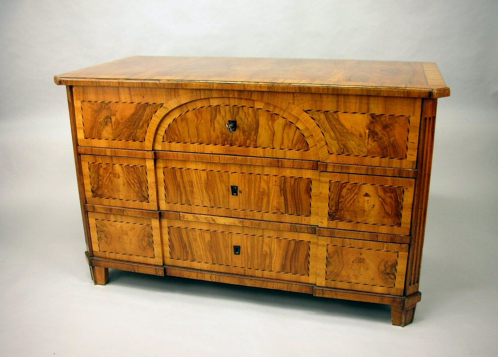 Inlaid walut chest of drawers