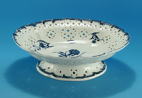 RARE FIRST PERIOD WORCESTER RETICULATED FOOTED CENTERPIECE  England, c1775